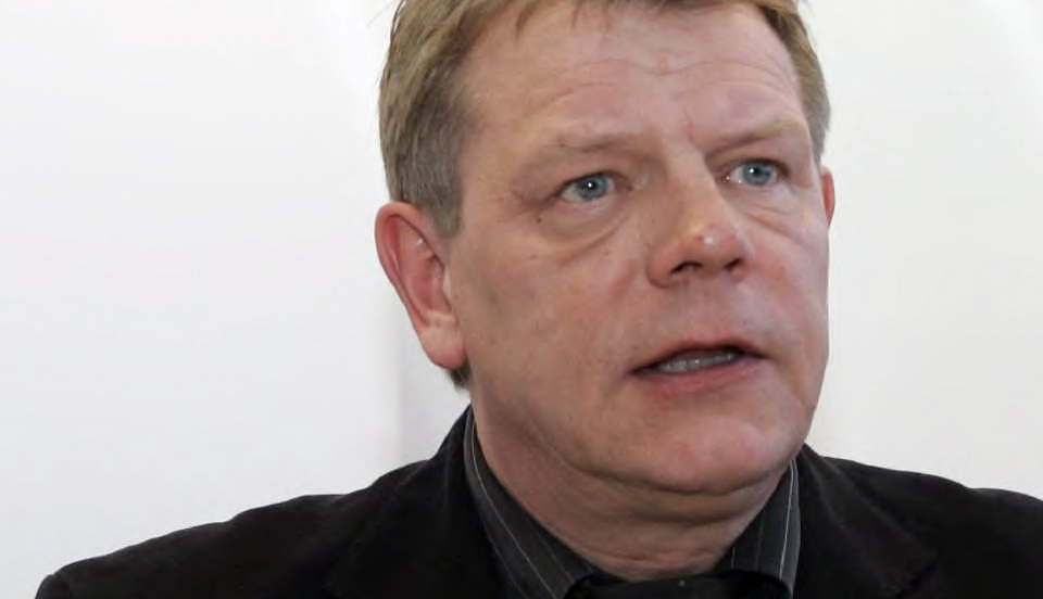 BANKET OPP OG SKUTT:  Seksjonsleder Geir Kristiansen ved Fredrikstad politistasjon opplyser at de har p�grepet en person.  Foto: Knut Falch / SCANPIX .