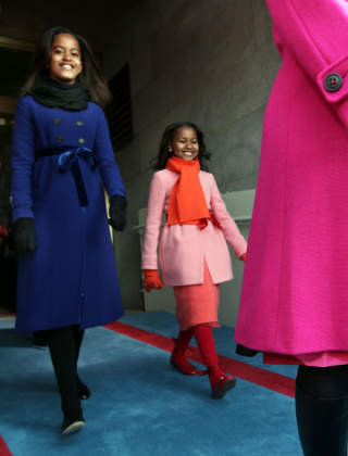 STOLTE: Sasha og Malia ankommer presidentinnsettelsen i g�r.