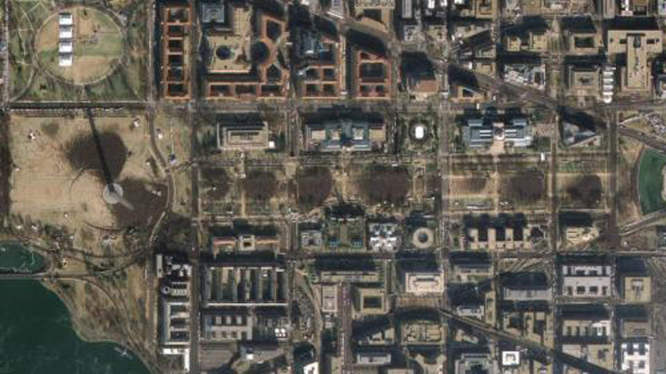 MYE FOLK: Capitol Hill er lengst til h�yre, folkemengden kan ses tydelig i midten av dette satelittbildet. Foto: REUTERS/GeoEye/Scanpix