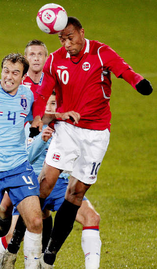 D�RLIG STATISTIKK: John Carew i hodeduell med Joris Mathijsen kampen mellom Norge og Nederland p� Ullevaal. Nederlands st�rste avis tror Carew vil f� det t�ft mot Mathijsen i kveld.
Foto: Stian Lysberg Solum / SCANPIX