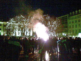 TENNER B�L:  Demonstrantene tente b�l utenfor parlamentet i dag.  Foto: Magnus J. Cornette