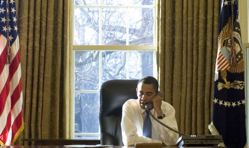I GANG: Barack Obama avbildet mens han snakker i telefonen onsdag morgen. Foto: PETE SOUZA/DET HVITE HUS/AFP/SCANPIX