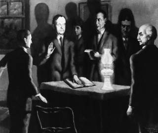 GJENTOK OGS�: Dette maleriet viser Calvin Coolidge, som blir tatt i ed 3. august 1923. I likhet med Barack Obama m�tte Coolidge avsi eden p� nytt. Foto: GUIDO BOER/AP/SCANPIX