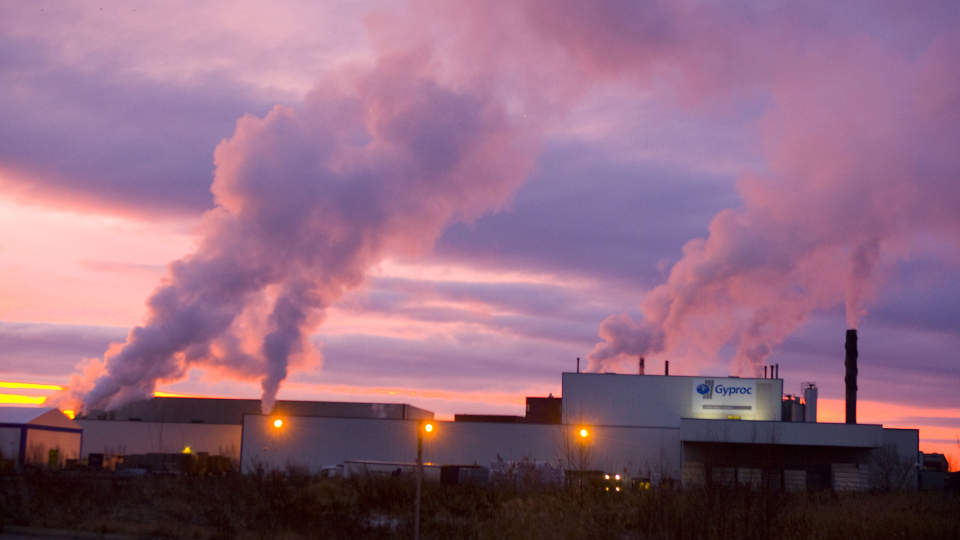 UTSLIPP I SOLNEDGANG: Det er mindre utslipp til luft fra industrien i landet. Illustrasjonsfoto: SCANPIX.