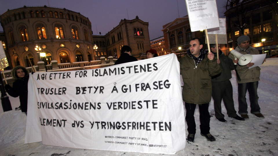 �RSAK: Hva er departementets empiriske grunnlag for at straffeforf�lgelse av blasfemi kan avverge konflikter i samfunnet, sp�r artikkelforfatterne. P� bildet: Den irakiske kurdiske asyls�ker- og flyktningorganisasjonen i Norge, Kvinners frigj�ringsorganisasjon i Irak-Norge og den internasjonale kampanjen for iranske kvinners rettigheter i Norge under en appell for ytringsfriheten i 2006. Foto: SCANPIX