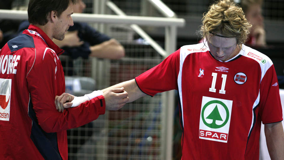 IKKE HELT I VERDENSELITEN ENN�:  Norges h�yreback Erlend Mamelund (t. h) og landlagstrener Robert Hedin.
Foto: Gorm Kallestad, Scanpix