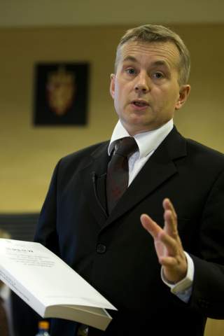 TOK SELVKRITIKK: Justisminister Knut Storberget innr�mmer at han burde trukket tilbake den omstridte pressemeldingen om hijab i politiet umiddelbart. Foto: Scanpix