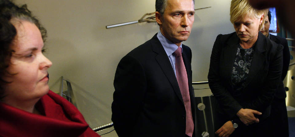 DYSTRE TIDER: N�rings- og handelsminister Sylvia Brustad (f.v.), statsminister Jens Stoltenberg, finansminister Kristin Halvorsen og fiskeri- og kystminister Helga Pedersen snakker med journalister etter et m�te mellom regjeringen, norske bedrifter og organisasjonene for finansn�ringen. Foto: Erlend Aas / SCANPIX