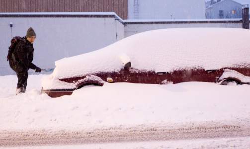 GOD MORGEN: Et stort sn�fall satte sitt tydelige preg p� hovedstaden mandag. Her fra Treschows gate ved Sagene i Oslo. Foto: H�kon Mosvold Larsen / SCANPIX