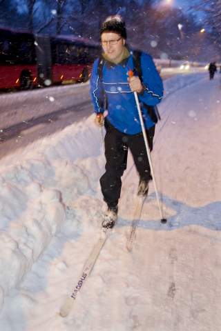 TOK SKIENE FATT: Ove Dahle fra Torshov tok skiene fatt for � komme seg p� jobb p� Frogner i Oslo  mandag morgen.  Det passet best med klassisk stil i bygryta. Foto: H�kon Mosvold Larsen / SCANPIX