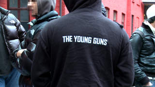 YOUNG GUNS:  En rekke medlemmer av den kriminelle gjengen Young Guns m�tte opp utenfor Oslo tingrett i dag. Angivelig for � �gi st�tte til en bror som er drept�.  Foto: �istein N. Monsen.