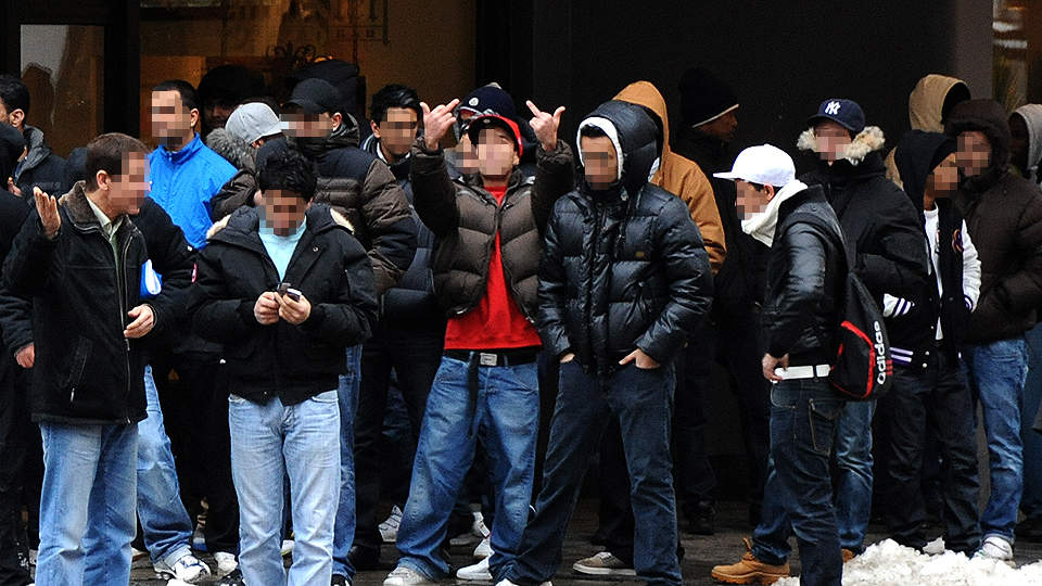 AMPERT:  Mellom 20-30 personer tok oppstilling utenfor Oslo tingrett da Stig Millehaugen ble framstilt for varetekt i dag. Foto: �istein N. Monsen.
