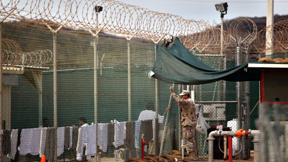 STENGER:  
Den omstridte fangeleiren p� Guantanamo-basen blir stengt av USAs president Barack Obama.  Foto:  AFP PHOTO/Brennan Linsley/Scanpix