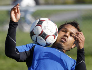 TRYLLEKUNSTNER: Alanzinho leverte flere magiske �yeblikk i bl� drakt. Brassen ble solgt til tyrkisk fotball f�r �rets sesong.
Foto: Lise �serud / SCANPIX