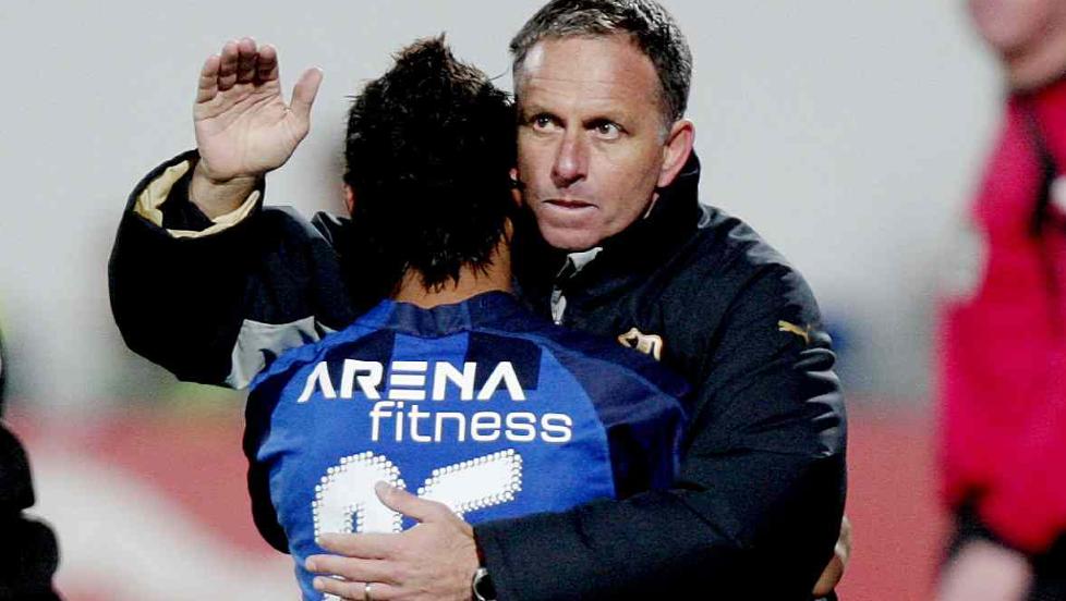 BEKKESTUA 20081026: Stab�ks Alanzinho f�r en god klem av trener Jan J�nsson etter eliteseriekampen i fotball mellom Stab�k og V�lerenga p� Nadderud stadion s�ndag kveld. Stab�k vant 6-2.
Foto: Stian Lysberg Solum / SCANPIX