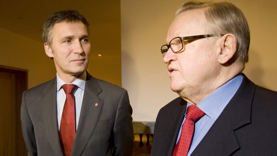 AKTUELL FOR MIDT�STEN FN �nsker at vinner av Nobels fredspris, finske Martti Ahtisaari, skal se p� forholdene i Midt�sten og konflikten mellom palestinerne og Israel. Dette bildet er tatt da fredsprisvinneren m�tte statsminister Jens Stoltenberg til frokost i den nye statsministerboligen like f�r jul. Foto: H�KON MOSVOLD LARSEN/SCANPIX