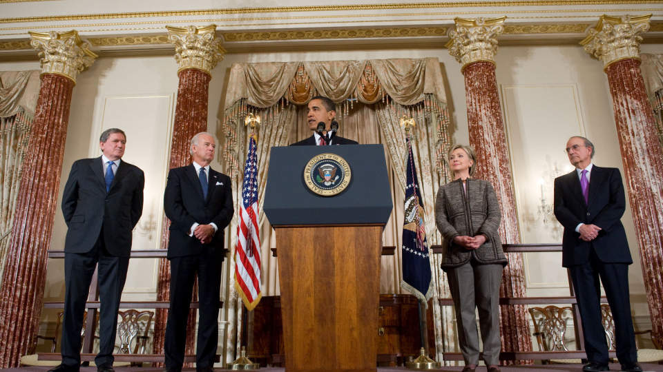 VELGER SINE FOLK: President Barack Obama var i dag en tur innom utenriksdepartementet og sammen med utenriksminister Hillary Clinton og visepresident Joe Biden utnevnte han Richard Holbrooke (ytterst til venstre) og George Mitchell (ytterst til h�yre) til spesialutsendinger. Foto: SAUL LOEB/AFP/SCANPIX