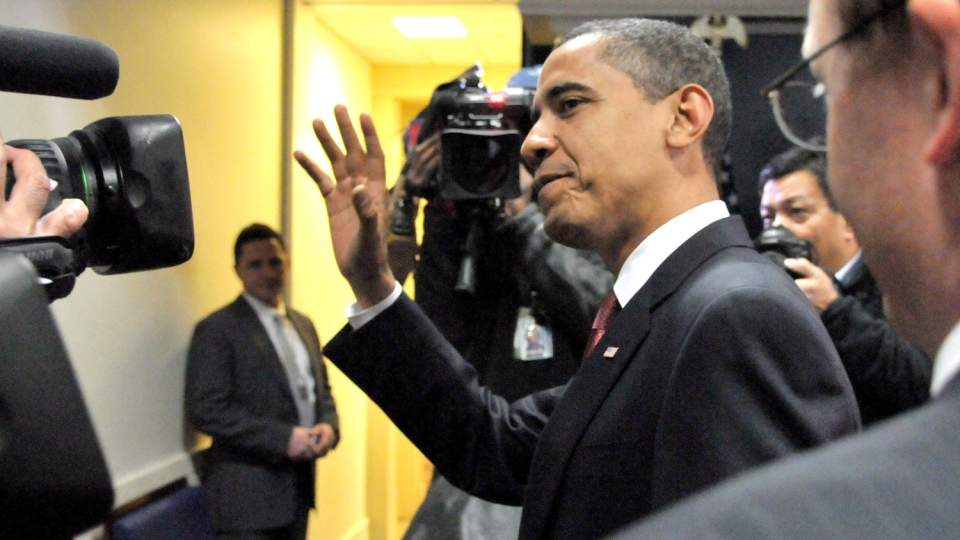 VINKET: Barack Obama vinket farvel til pressen etter overraskelsesbes�ket. Foto: EPA/RON SACHS/Scanpix