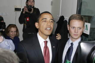 SKR�T AV PRESSETALSMANNEN: Barack Obama sa han var stolt over Robert Gibbs debut som pressetalsmann for Det hvite hus. Her er han sammen med Tom Vietor, et annet medlem av Obamas presseteam. Foto: REUTERS/Brad Markel/Scanpix
