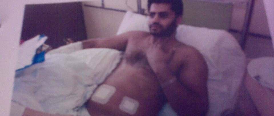 SKUDDSKADER: Her ligger Ghulam Abbas (32) p� sykehuset etter � ha blitt skutt 23. mars 2007. 29-�ringen, som er politiets hovedvitne, er tiltalt for medvirkning til overlagt drap p� Abbas.
