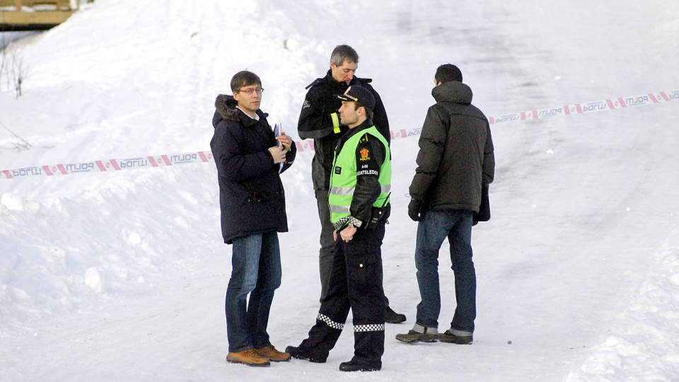 SKYTEEPISODE I DAG TIDLIG: Informasjonssjef Morgan Lilleg�rd i Troms� kommune og innsatsleder B�rd Mosli ved �stedet. Foto: Rune S. Bertiniussen/SCANPIX