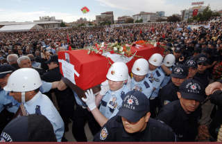 SKUTT: Politimenn b�rer kisten til h�yesterettsdommer Mustafa Yucel Ozbilgin, som ble drept p� jobb 18. mai 2006. P�talemyndighetene mener Ergenekon st�r bak drapet.  FOTO: AP PHOTO/BURHAN OZBILICI/SCANPIX
