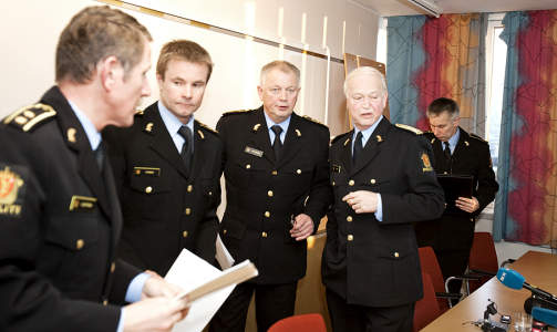 KJENTE SELV AVD�DE: Politimester Truls Fyhn (lengst til h�yre) kjenner selv politimannen som skj�t kvinnen. Han m�tte informere om drapet i dag. Foto: Arthur Arnesen