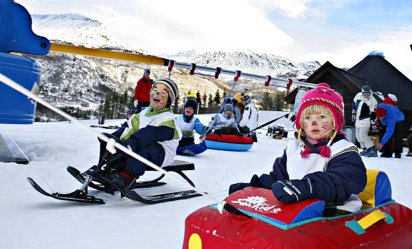 POPUL�RT: Jakob (3)  og Linnea (2) liker � kj�re sn�karusell. FOTO: Ole C. H. Thomassen