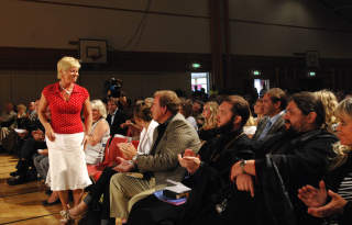 SIV JENSEN P� BIBELM�TE: FRP har arbeidet m�lrettet for � trekke til seg mange av de bibeltro som har forlatt Krf. Dette er grunnen til at partimedlemmer i Frp, til tross for lite kristenfokus til vanlig, g�r sammen med dispensjonalistene i markeringer til st�tte for Israel. Foto: Marit Hommedal / SCANPIX .