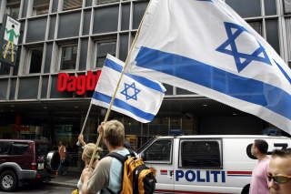 DAGBLADET S�RLIG ISRAELKRITISK: i 2006 ble det arrangert en demonstrasjon mot nyhetsdekningen av konflikten i Midt-�sten. I bildet ser vi representanter for organisasjonen Med Israel for fred (MIFF), som ikke er en religi�s organisasjon.
Foto Knut Falch / SCANPIX
