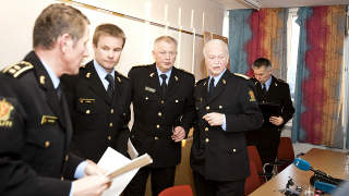 SORG OGS� P� POLITIHUSET: Politimester Truls Fyhn (lengst til h�yre). Foto: Arthur Arnesen
