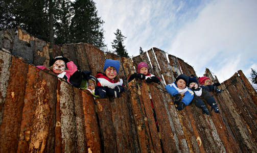 SM� GAUPER: Her er det god utsikt ut over hele Gaupeland for (f.v.) Tonje (4), Jakob (3), Synne (4), Mia (3), Christian (3), Benjamin(4) og Linnea (2). Foto: Ole C. H. Thomassen