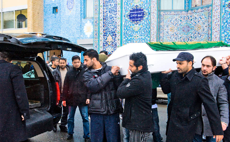 STOR SORG: N�re p�r�rende bar i dag kista til den drepte trebarnsfaren Mohammed Javed ut av moskeen i �kebergveien.  (Mennene p� bildet har s�vidt Dagbladet kjenner til ingen tilknytning til kriminelle milj�er).