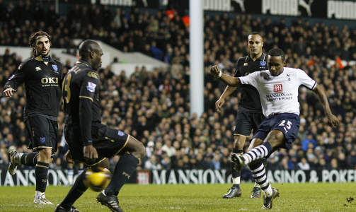 TILBAKE I TOTTENHAM: Jermaine Defoe er tilbake i Tottenham, og berget ett poeng mot  gamleklubben Portsmouth med denne fulltrefferen kort etter overgangen.Foto: AFP / Glyn Kirk / Scanpix