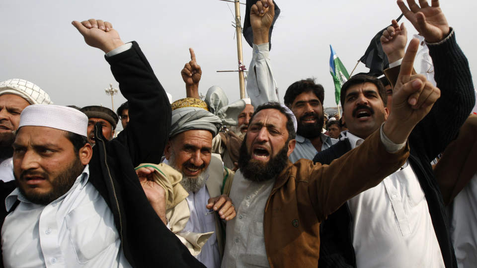 PROTESTERER: Folk i omr�dene der USA og pakistanske soldater gjennomf�rer angrep mot m�l der de antar at islamske fundamentalister befinner seg, protesterer mot m�ten milit�ret g�r frem p�. Foto: MIAN KHURSHEED/REUTERS/SCANPIX