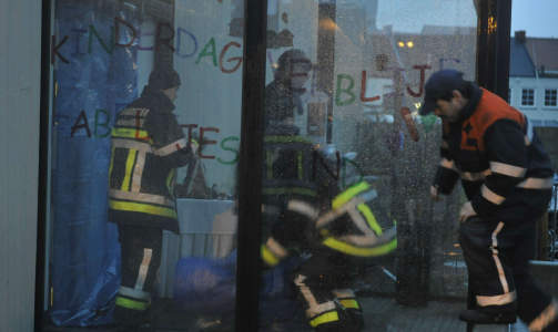 KAOS: Redningsarbeidere fikk en t�ff jobb da de ankom barnehagen hvor en 28-�ring angrep b�de barn og ansatte med kniv. Motivet for ugjerningen er forel�pig ikke kjent. Foto: DOMINIQUE FAGET/AFP/SCANPIX