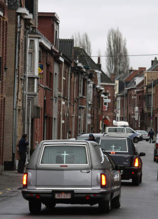 TRE D�DE: To av de drepte, ett barn og en voksen, d�de i barnehagen, mens et annet barn d�de senere p� sykehus av skader gjerningsmannen hadde p�f�rt barnet med kniv. Foto: SEBASTIEN PIRLET/REUTERS/SCANPIX