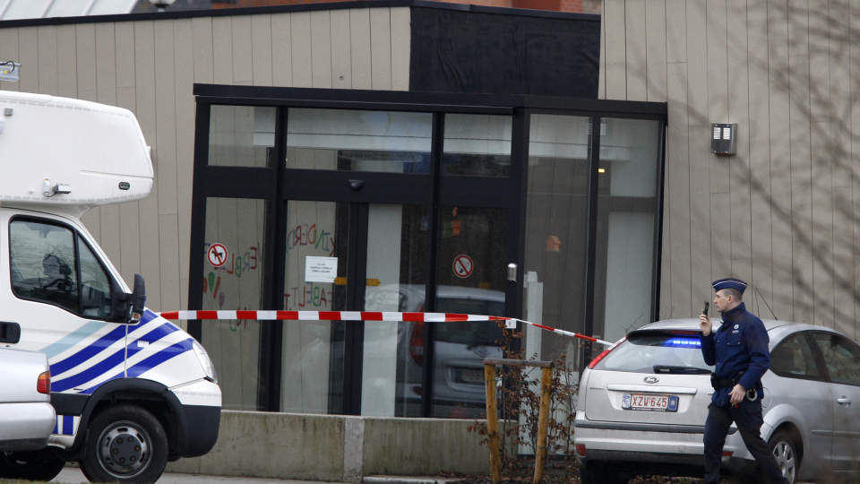 KATASTROFEALARM: Et stort antall politifolk og ambulansepersonell rykket ut til barnehagen der angrepet p� barn og voksne skjedde. Ca 90 minutter etter hendelsen ble gjerningsmannen p�grepet. Foto: YVES HERMAN/REUTERS/SCANPIX