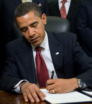 VIKTIG STEG: Barack Obama undertegner dokumentet hvor det bestemmes at Guantanamo skal stenges. foto: Saul Loeb/AFP/Scanpix