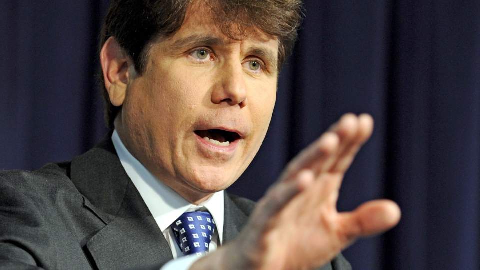 INTENS FORSVARSTALE: Rod Blagojevich gestikulerer mot de framm�tte journalistene som fikk h�re hans forsvarstale i Chicago i g�r.  Foto: Tannen Maury/EPA/Scanpix