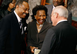 OMDISKUTERT UTNEVNELSE: Roland Burris er mannen som overtok setet til Barack Obama i Senatet. Her m�ter han tidligere visepresident Dick Cheney sammen med sin kone Berlean. Foto: Chip Somodevilla/Getty Images/AFP/Scanpix