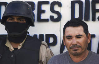 STRENGT BEVOKTET: Santiago Meza Lopez ble fulgt av et stort, bev�pnet politioppbud da han �pnet seg for pressen i g�r. Foto: Guillermo Arias/AP/Scanpix