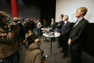 M�TTE SL�S KONKURS: Informasjonsdirekt�r Sigurd Ulven (tv), advokat Knut Bergo, styreformann Gabriel Block Wathne og kontituert konsernsjef Stein Ole Larsen under pressekonferansen i Oslo for to �r siden, der det ble opplyst at  Terra Securities melder oppbud og legger ned sin virksomhet. 
Foto: Jarl Fr. Erichsen / SCANPIX .
