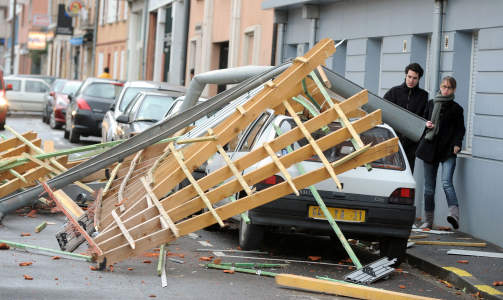 EKSTREMT: Her har vinden revet av et tak i Toulouse i Frankrike. Foto: AFP / PASCAL PAVANI
