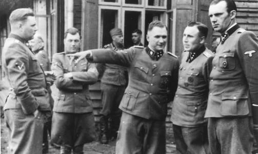 D�DSENGELEN: Her st�r SS-legen i lystig lag ved et hyggested for SS-ansatte utenfor Auschwitz sammen sine medsammensvorne under krigen. Mengele ble en av verdens aller mest beryktede og etters�kte nazister p� grunn av sine fryktelige eksperimenter p� j�der og sig�ynere i Auschwitz. P� vildet, fra venstre: kommandant Josef Kramer i konsentrasjonsleiren Bergen-Belsen, doktor Josef Mengele, kommandant i Auschwitz Richard Baer, hans medoffiser Karl Hoecker og en uidentifisert offiser.  Foto: AFP/Holocaust Memorial Museum