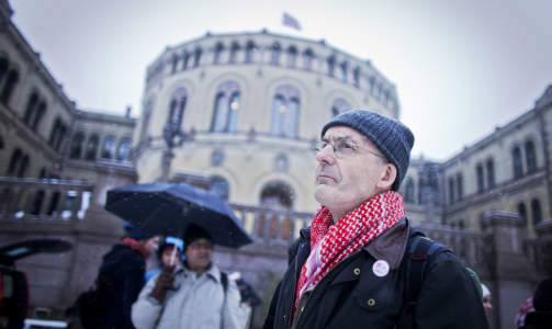 TALTE:
Erling Folkvord (R�dt) deltok l�rdag formiddag under en demonstrasjon mot Israels okkupasjon ved Stortinget i Oslo.
Foto: Kyrre Lien / SCANPIX