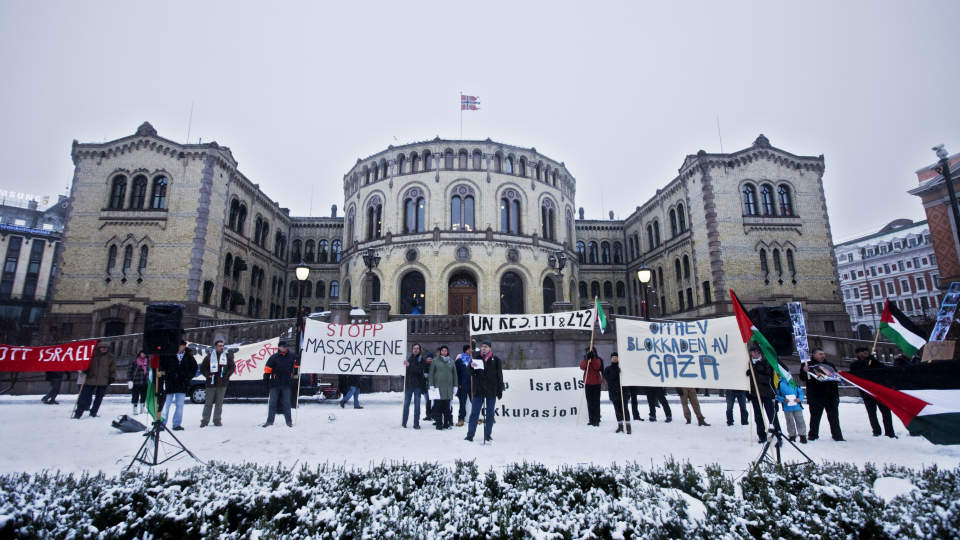 F�: Det ble en rolig demonstrasjon i sn�v�ret. En av parolene var Boikott Israelske varer.
Foto: Kyrre Lien / SCANPIX
