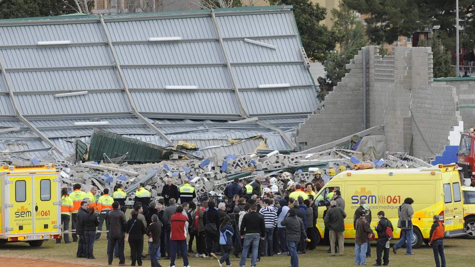 KOLLAPSET: Med en vindstyrke p� over 160 kilometer i timen, kollapset taket p� idrettshallen. Foto: AP/Manu Fernandez/SCANPIX