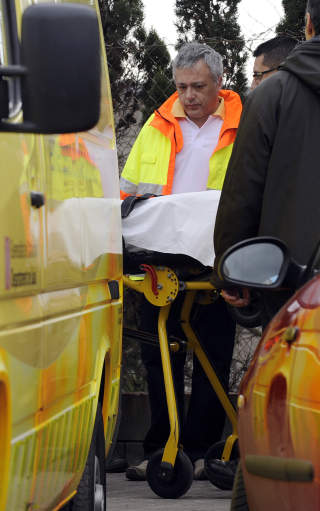 DREPT: Redningsarbeidere frakter ut en av de omkomne barna fra idrettshallen. Foto: AP/Manu Fernandez/SCANPX