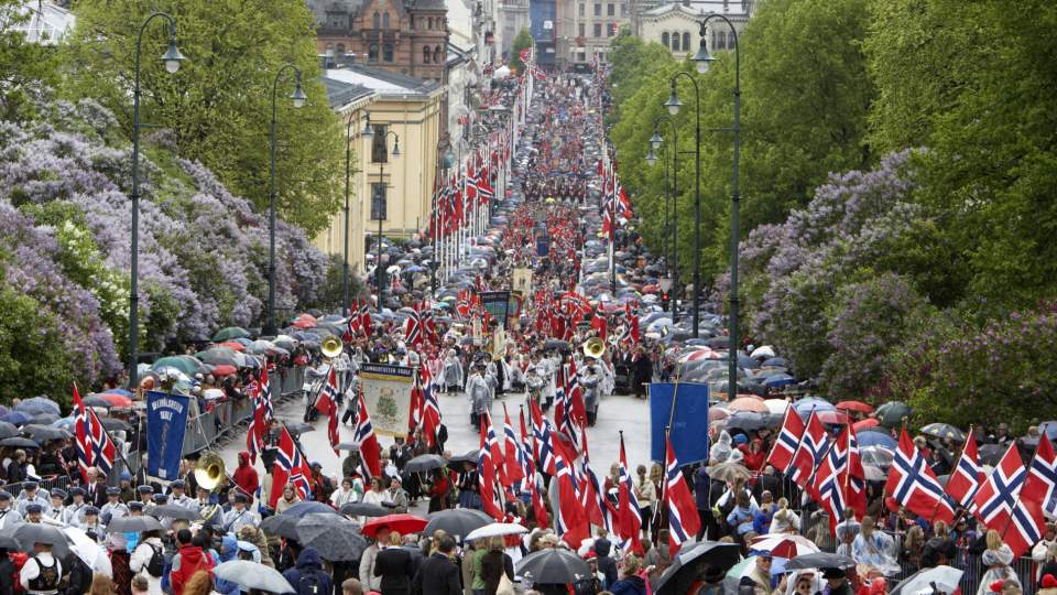 FEIRER: Her feirer lykkelige nordmenn nasjonaldagen. Men i �r havner vi akkurat utenfor pallen n�r lykketoppen k�res i Europa. Foto: Cornelius Poppe /  SCANPIX
